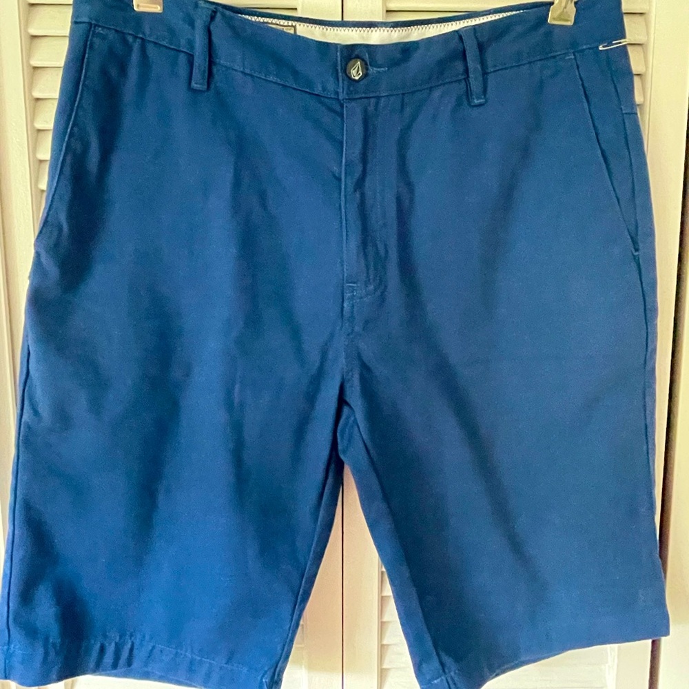 Volcom  NWT-flat front shorts size- W32